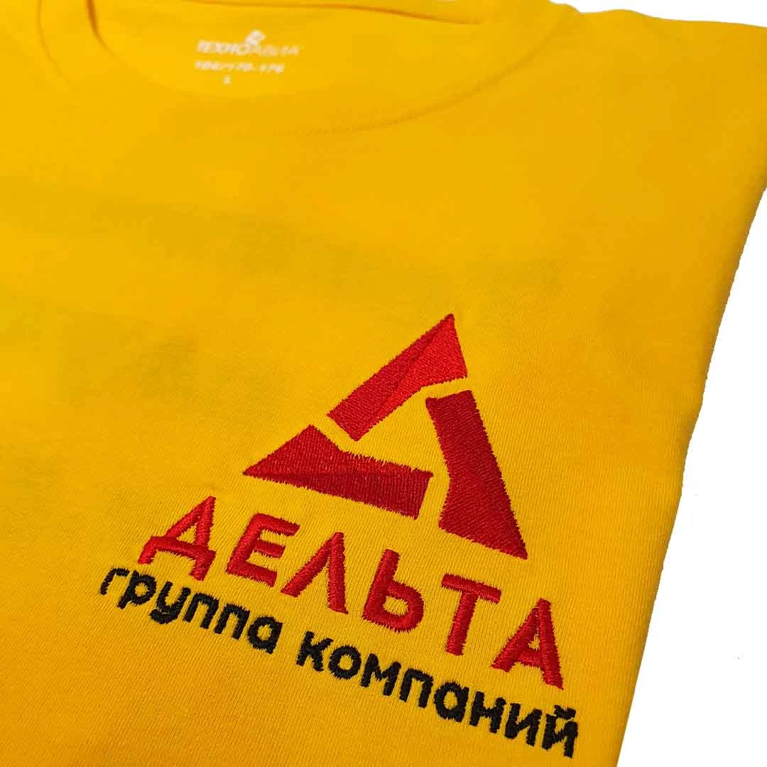 Вышивка логотипа на груди футболки