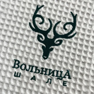 Вышивка логотипа на крое кармана